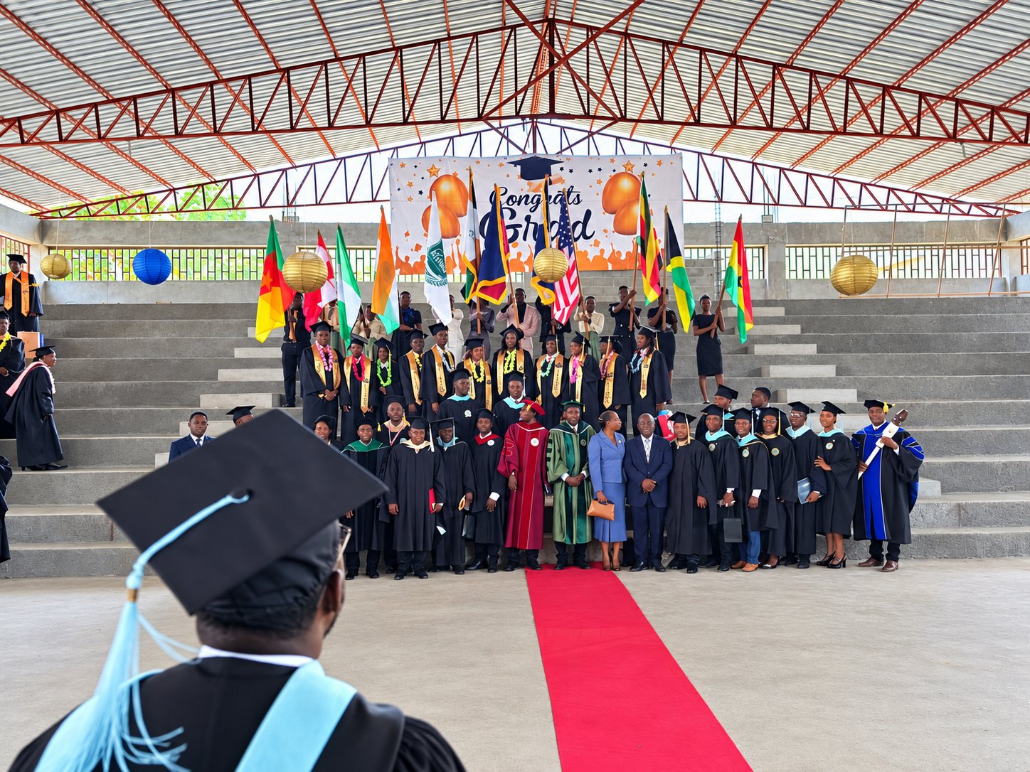 Photo de groupe des diplômés et du corps professoral sur l'estrade de l'UNAH.