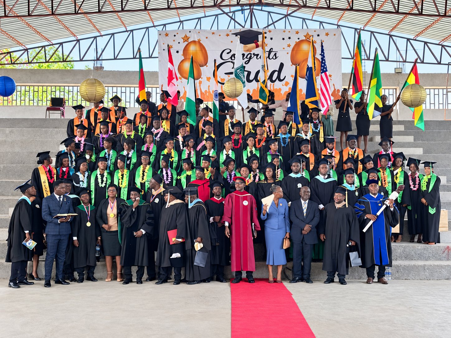 Grande photo de la promotion de diplômés de l'UNAH.