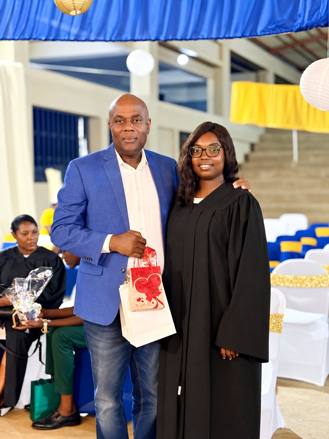 Le Dr Amstrong Jean Charles félicitant une diplômée.